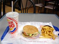 До 15 долларов в час требуют поднять зарплату работники McDonald's и Burger King в Нью-Йорке