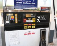 До 3,26 долларов за галлон упали розничные цены на бензин в США