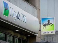 4,38 млрд долларов - убыток британской банковской группы Lloyds в 2011 г.