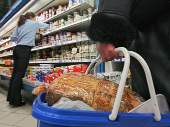 Стоимость потребительской корзины в России в 2013 году составит 7108 рублей