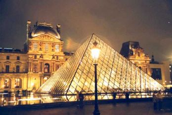 Количество посетителей парижского музея Лувр в 2012 году превысило 10 млн человек