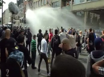 Разгон антисемитского митинга в Бельгии с использованием водомётов