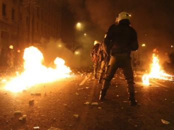 80 000 человек участвуют в беспорядках в Афинах